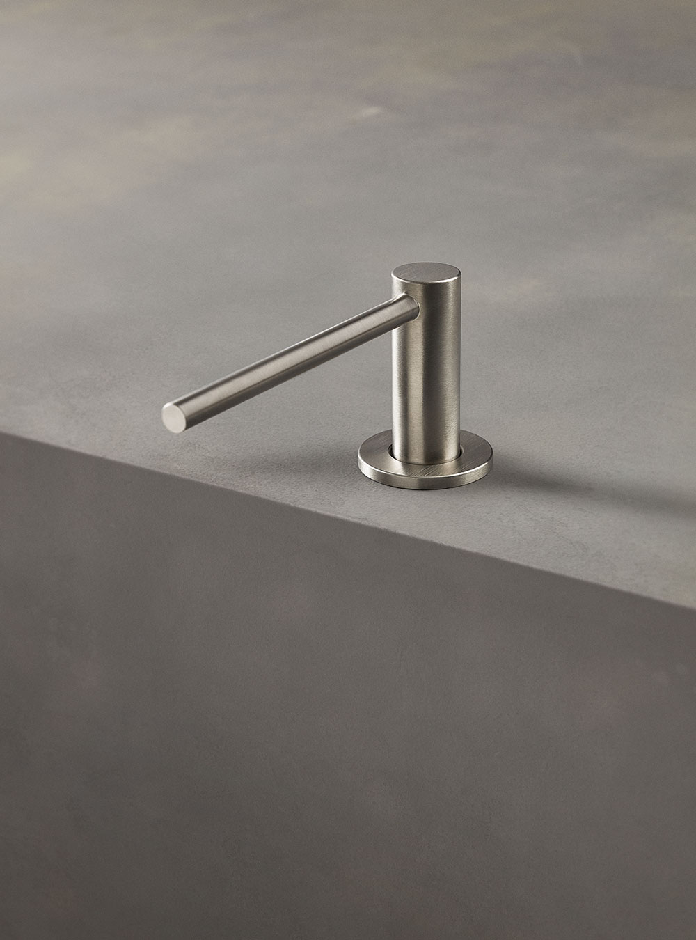 T36L: Distributeur de savon sur plan (saillie de 117 mm). Le savon liquide pH neutre à utiliser (pH : 4...